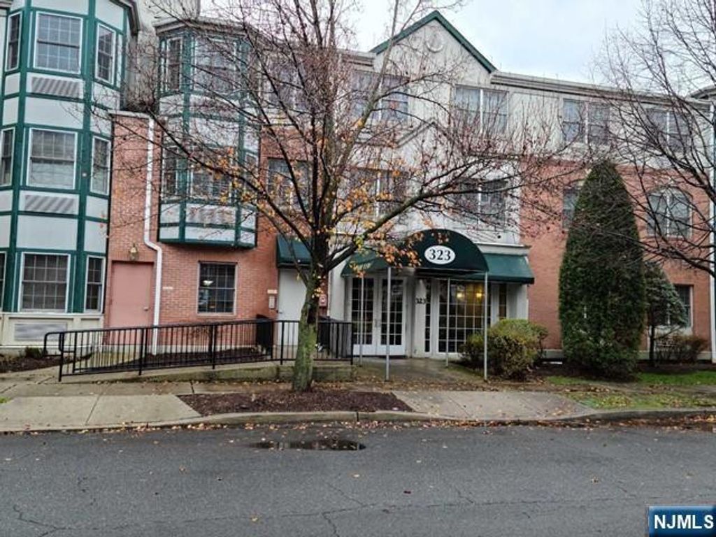 323 Willow Street 3M, Teaneck, NJ 07666
