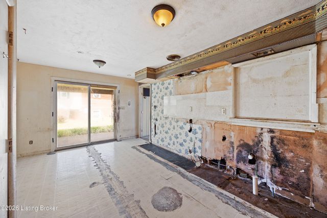 2403 Elkhorn Ln, Louisville, KY 40216