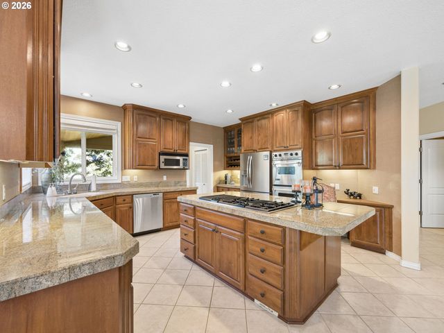 17006 S TRAIL RIDGE Rd, Oregon City, OR 97045