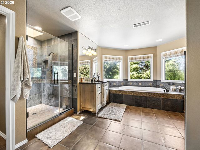 17006 S TRAIL RIDGE Rd, Oregon City, OR 97045