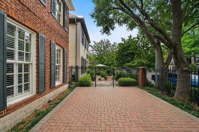 5136 Chevy Chase Drive, Houston, TX 77056