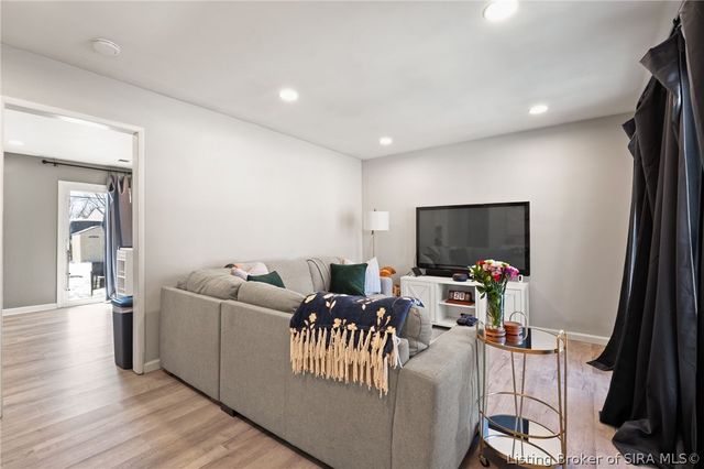 707 Dellinger Drive, Jeffersonville, IN 47130