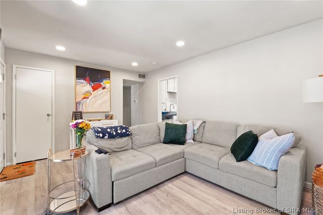 707 Dellinger Drive, Jeffersonville, IN 47130