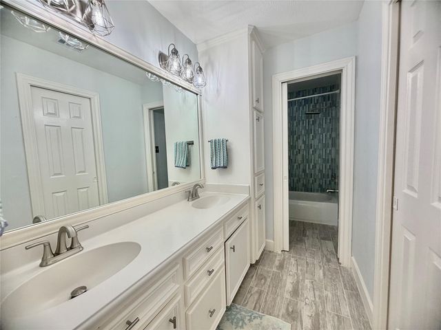 8006 Oakwood Bend Drive, Houston, TX 77040