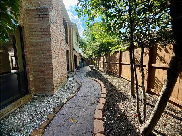 8006 Oakwood Bend Drive, Houston, TX 77040