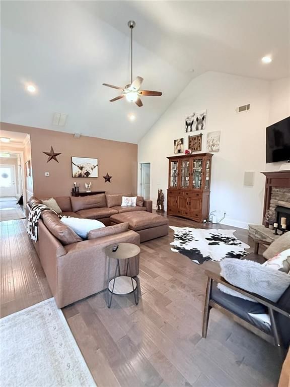 Image 10 of property listing at 3910 Hamilton Cove Court, Cumming, GA 30028