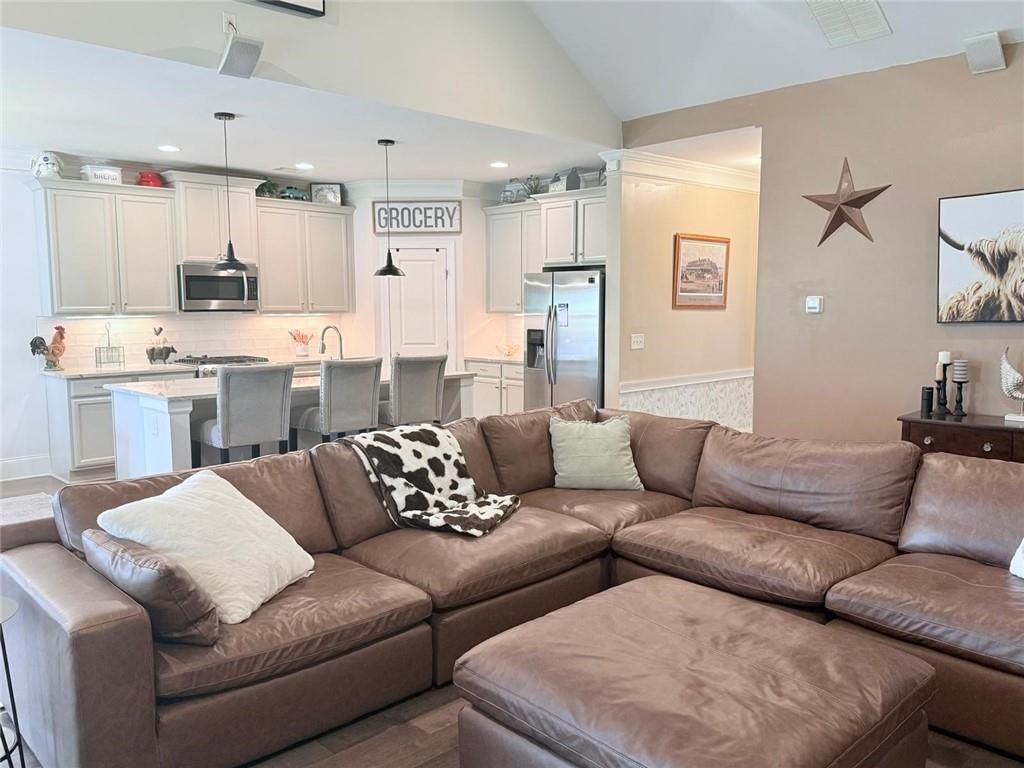 Image 11 of property listing at 3910 Hamilton Cove Court, Cumming, GA 30028