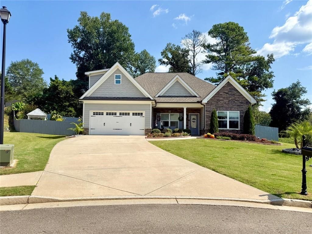 Image 2 of property listing at 3910 Hamilton Cove Court, Cumming, GA 30028