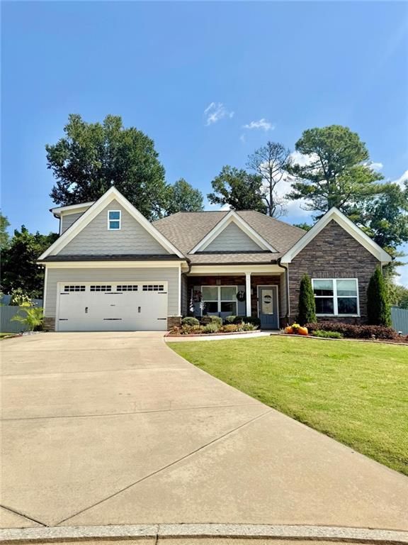 Image 3 of property listing at 3910 Hamilton Cove Court, Cumming, GA 30028