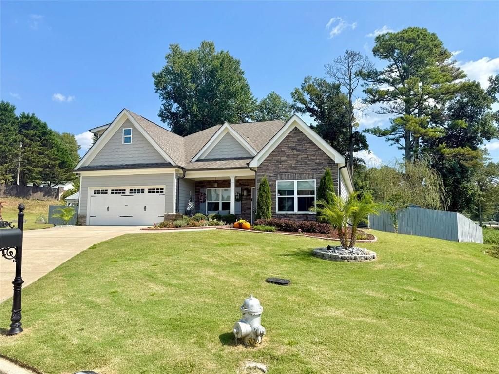 Image 4 of property listing at 3910 Hamilton Cove Court, Cumming, GA 30028