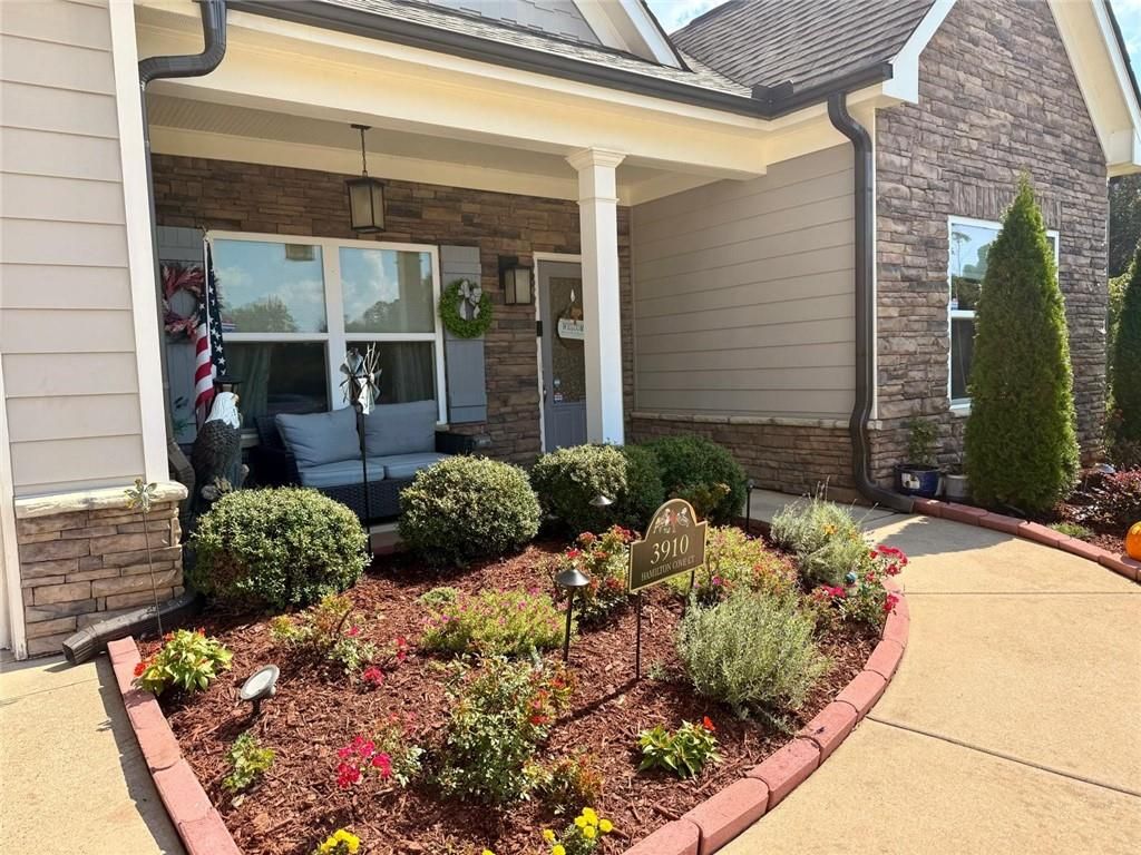 Image 5 of property listing at 3910 Hamilton Cove Court, Cumming, GA 30028