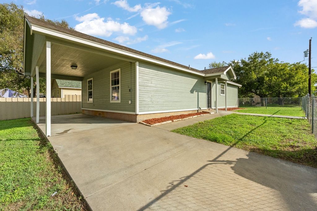 801 Trinity Street, Cleburne, TX 76031 — photo 3