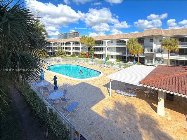 541 Blue Heron Dr 201, Hallandale Beach, FL 33009