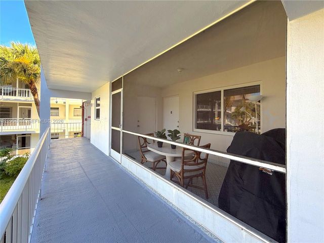 541 Blue Heron Dr 201, Hallandale Beach, FL 33009