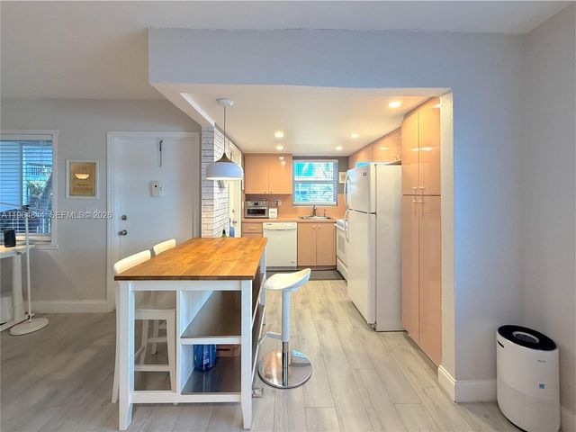 541 Blue Heron Dr 201, Hallandale Beach, FL 33009