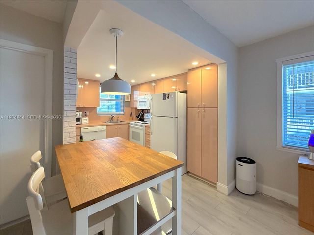 541 Blue Heron Dr 201, Hallandale Beach, FL 33009