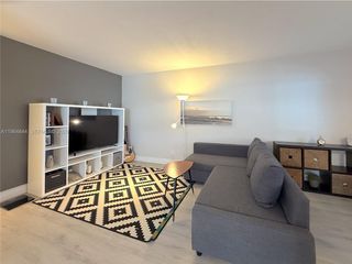 541 Blue Heron Dr 201, Hallandale Beach, FL 33009