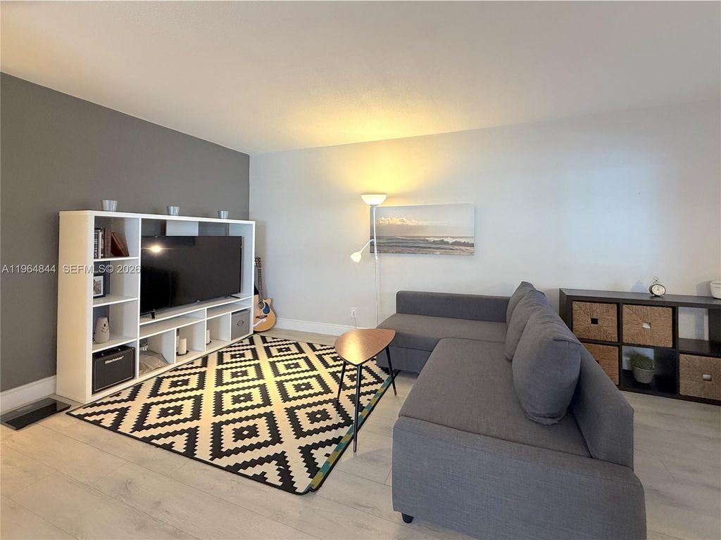 541 Blue Heron Dr 201, Hallandale Beach, FL 33009