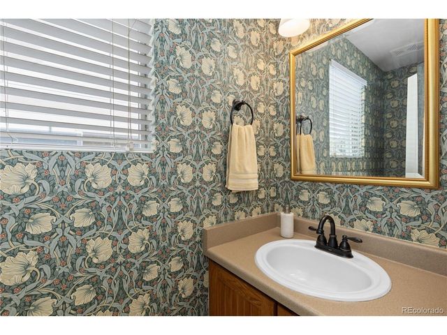 518 Peregrine Cir, Longmont, CO 80504