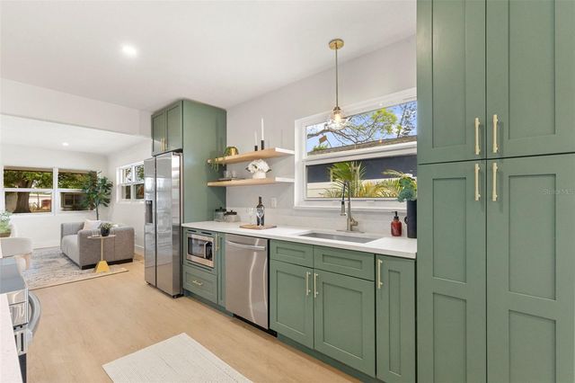 7042 DARTMOUTH AVENUE N, St Petersburg, FL 33710