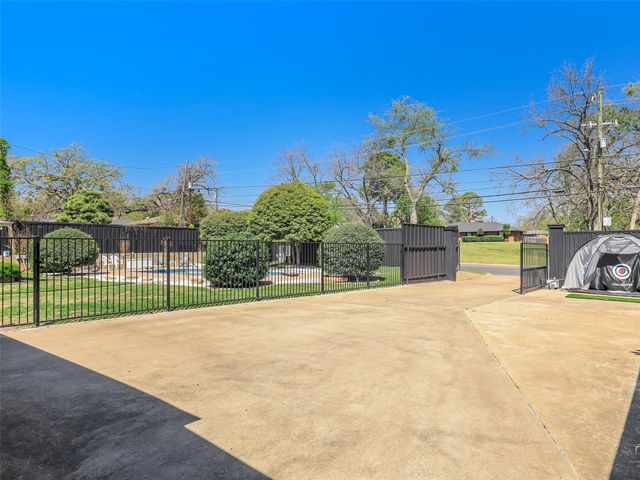 2613 Brookhaven Drive, Denison, TX 75020