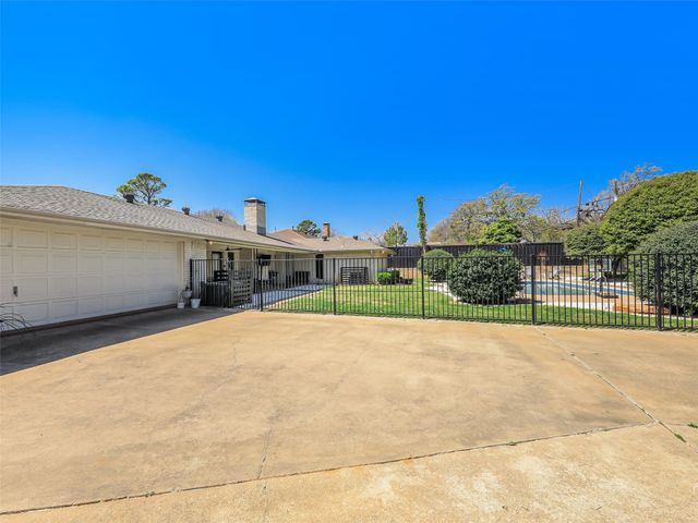 2613 Brookhaven Drive, Denison, TX 75020