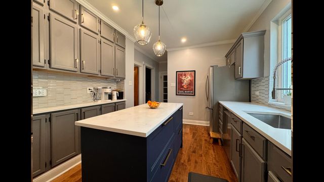 5536 N Mango Avenue, Chicago, IL 60630