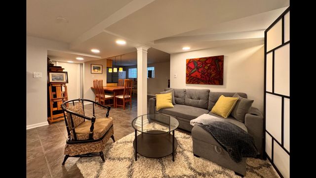 5536 N Mango Avenue, Chicago, IL 60630