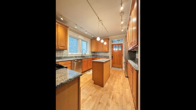 5536 N Mango Avenue, Chicago, IL 60630