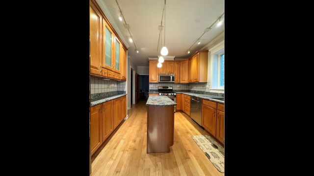 5536 N Mango Avenue, Chicago, IL 60630