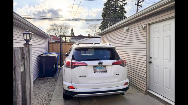 5536 N Mango Avenue, Chicago, IL 60630