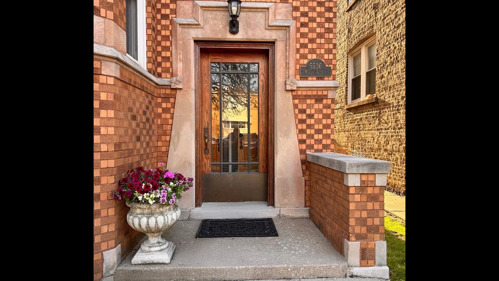 Image 2 of property listing at 5536 N Mango Avenue, Chicago, IL 60630