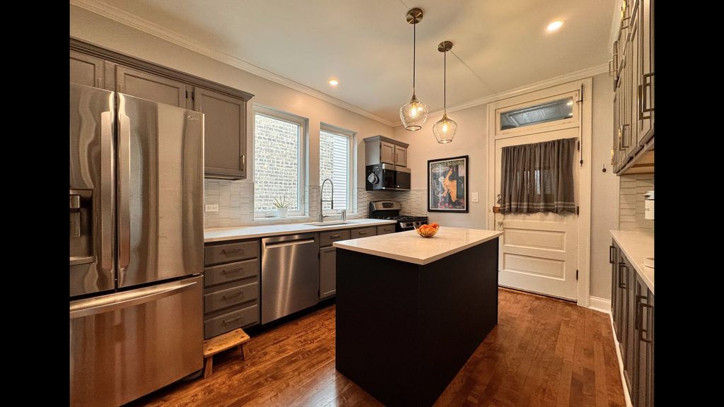 Image 13 of property listing at 5536 N Mango Avenue, Chicago, IL 60630