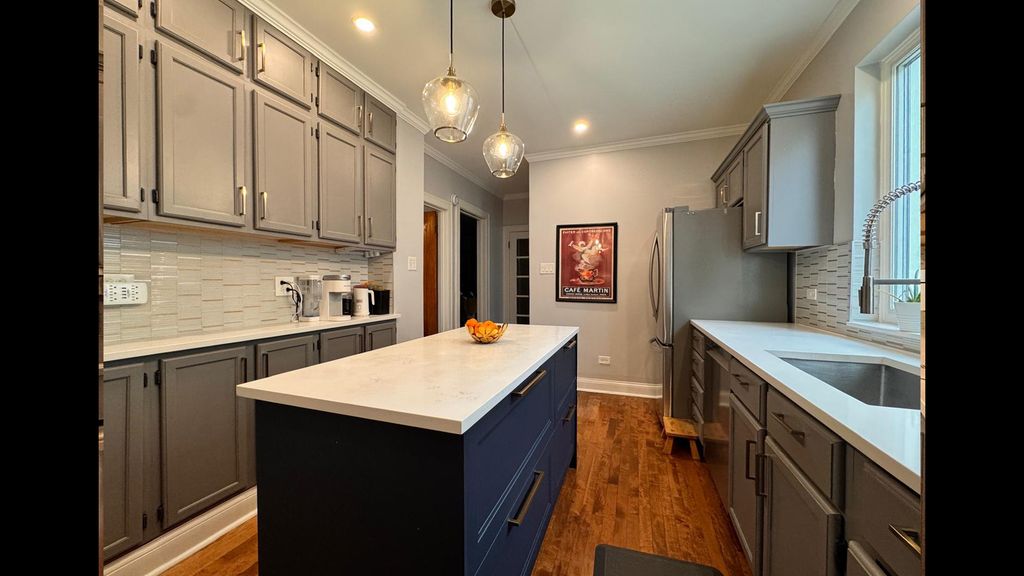 Image 14 of property listing at 5536 N Mango Avenue, Chicago, IL 60630