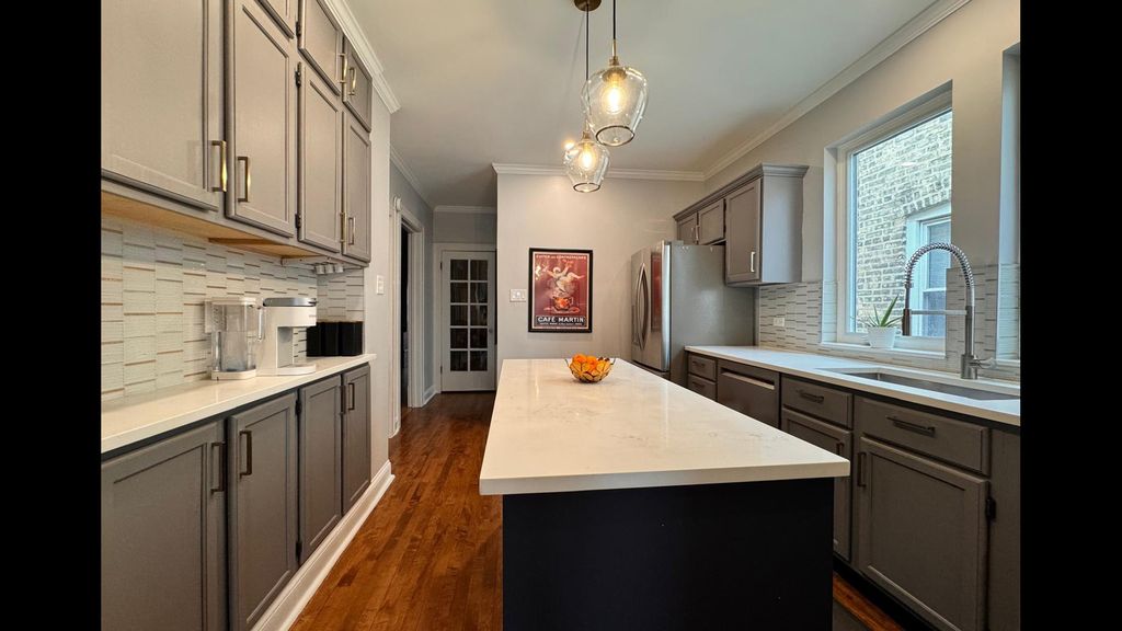 Image 15 of property listing at 5536 N Mango Avenue, Chicago, IL 60630