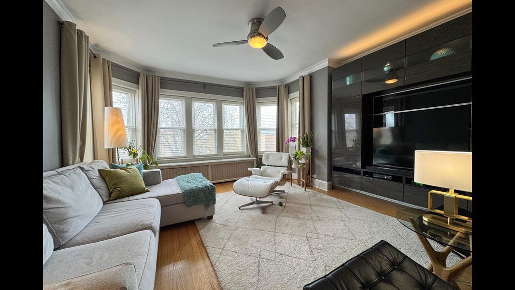 Image 3 of property listing at 5536 N Mango Avenue, Chicago, IL 60630