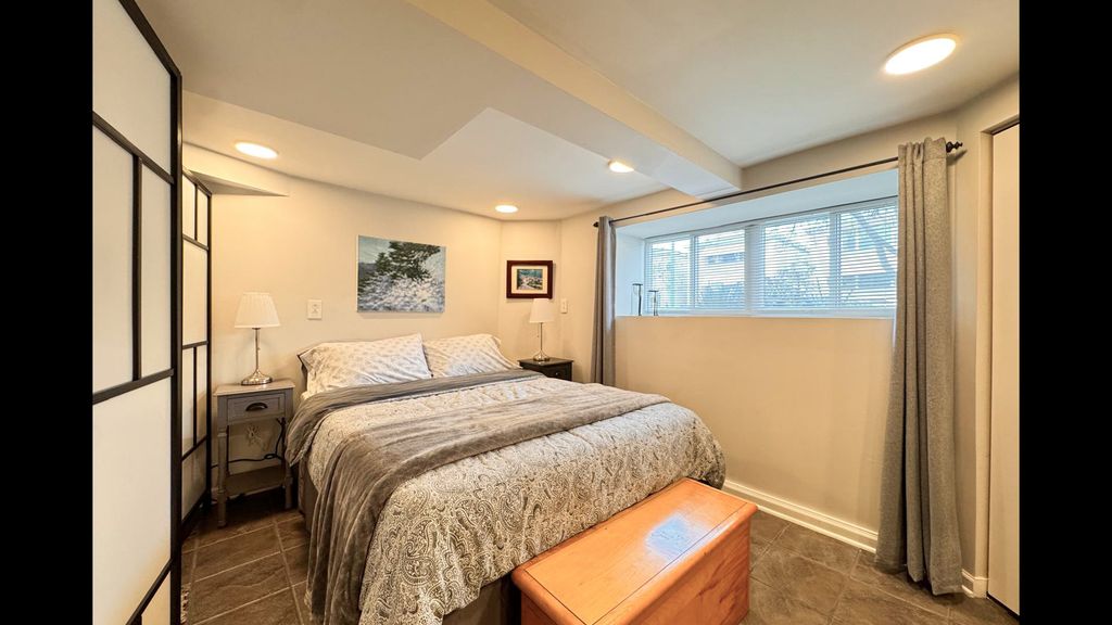 Image 23 of property listing at 5536 N Mango Avenue, Chicago, IL 60630
