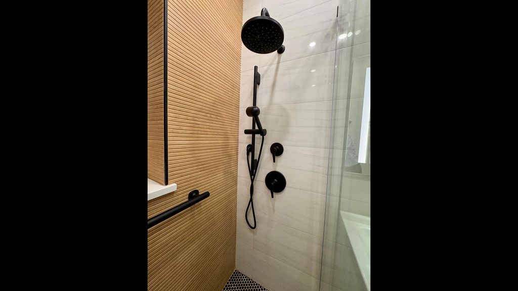 Image 36 of property listing at 5536 N Mango Avenue, Chicago, IL 60630