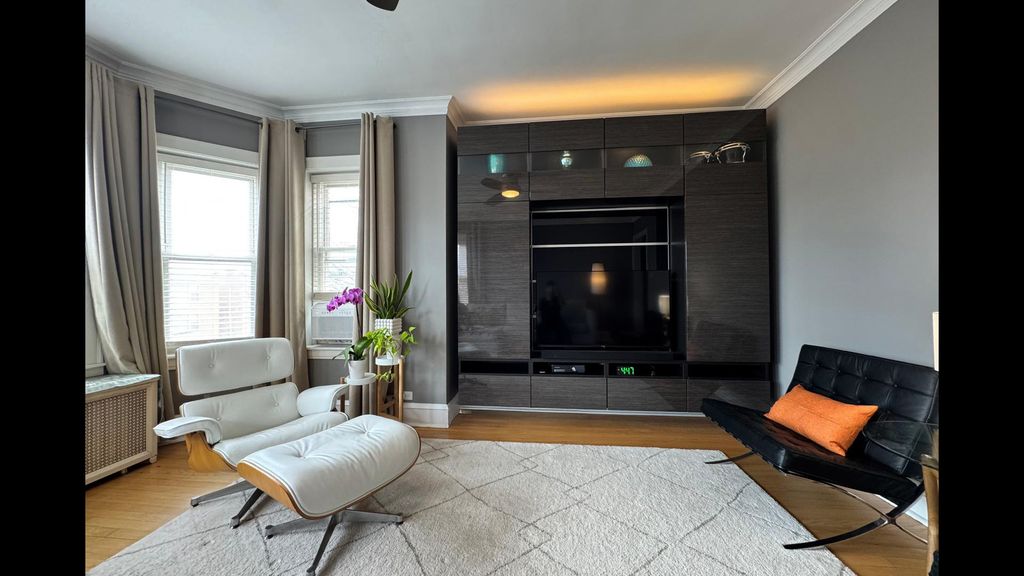 Image 5 of property listing at 5536 N Mango Avenue, Chicago, IL 60630