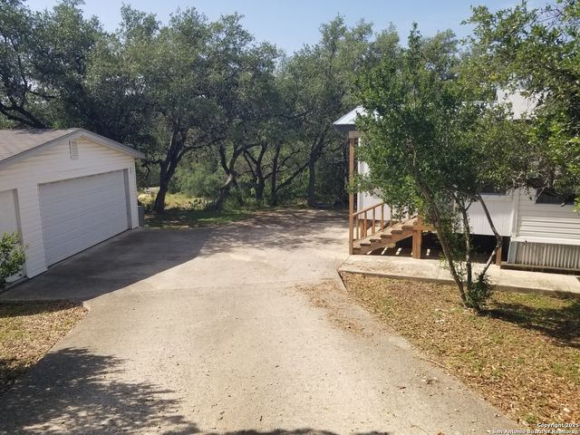 182 laurel ridge, Lakehills, TX 78063