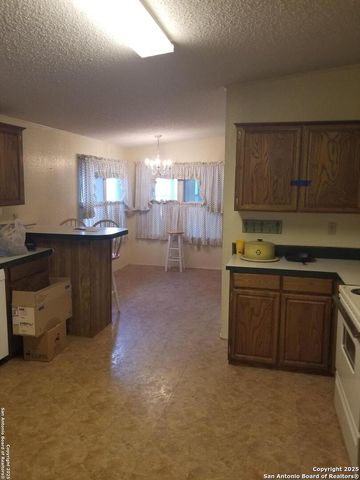 182 laurel ridge, Lakehills, TX 78063