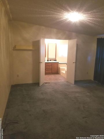 182 laurel ridge, Lakehills, TX 78063