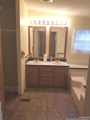 182 laurel ridge, Lakehills, TX 78063