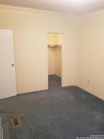 182 laurel ridge, Lakehills, TX 78063