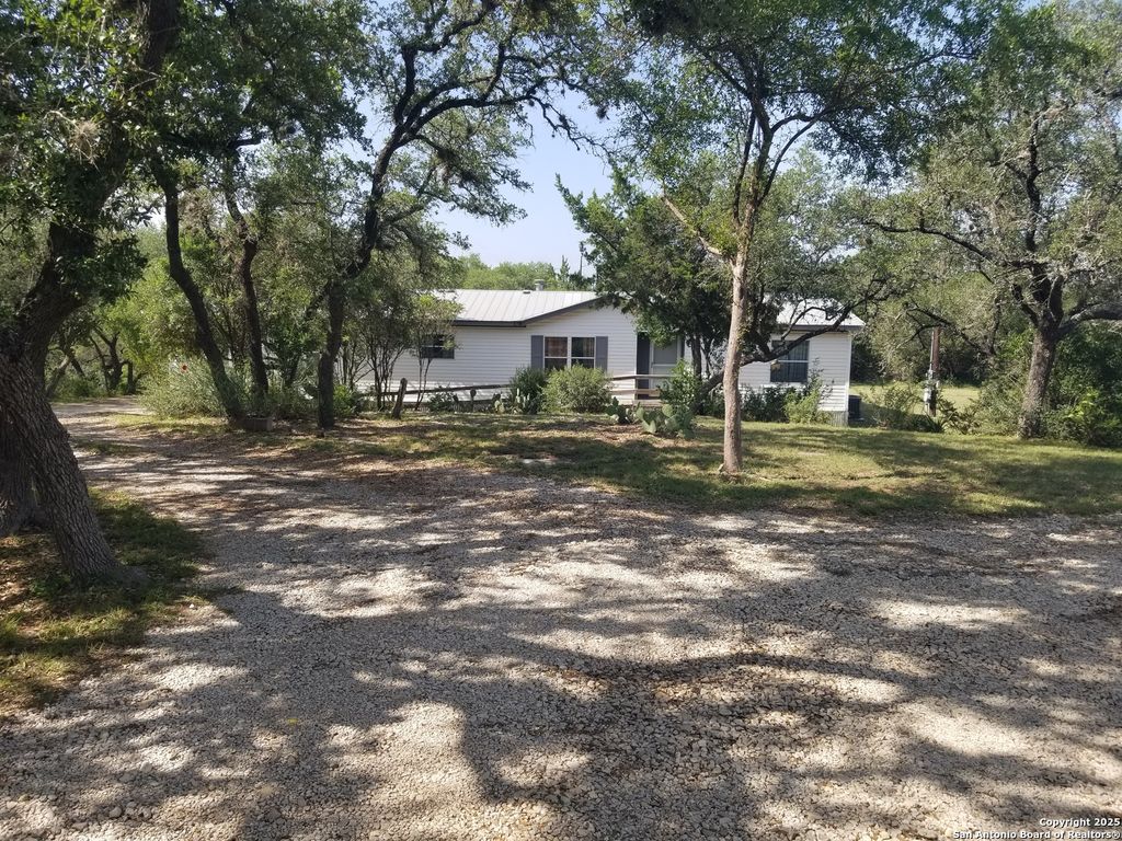 182 laurel ridge, Lakehills, TX 78063