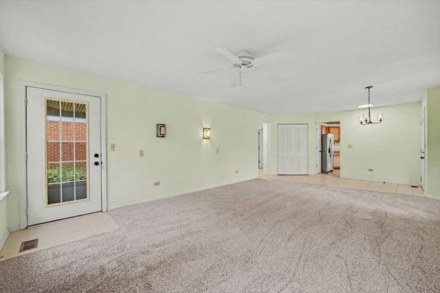 22 Delaware Court, Schaumburg, IL 60193