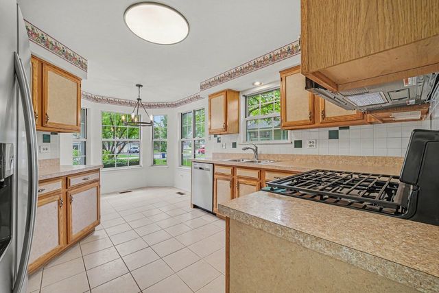 22 Delaware Court, Schaumburg, IL 60193