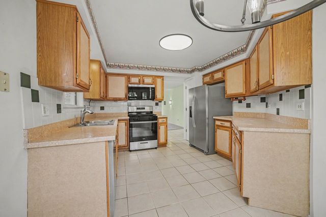 22 Delaware Court, Schaumburg, IL 60193