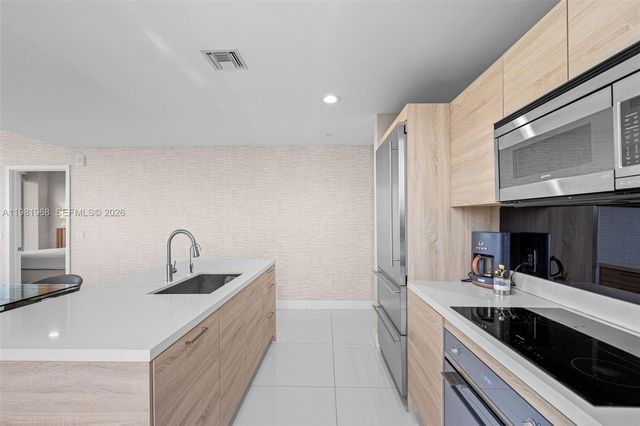 16385 Biscayne Blvd 3201, North Miami Beach, FL 33160