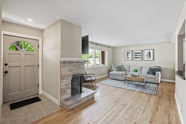 6301 France Avenue S, Edina, MN 55410